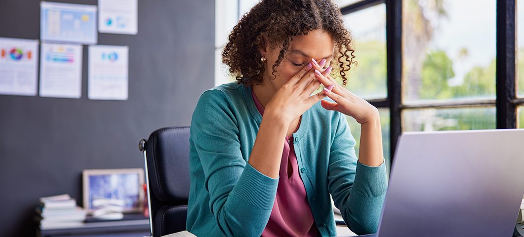 Mulher tensa no trabalho por conta de demissão