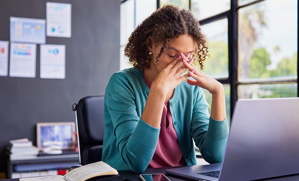 Mulher tensa no trabalho por conta de demissão