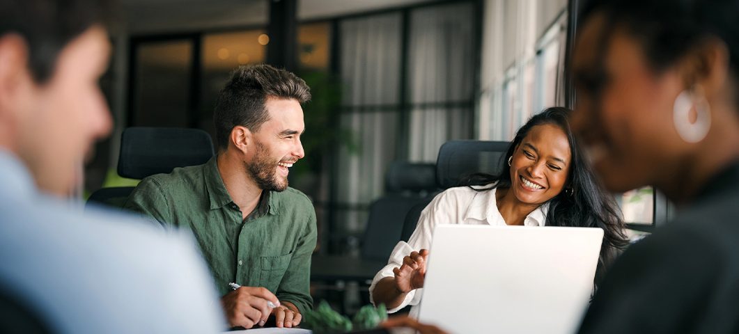 Pessoas fazendo uma estratégica da felicidade corporativa