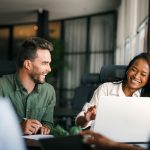 Pessoas fazendo uma estratégica da felicidade corporativa