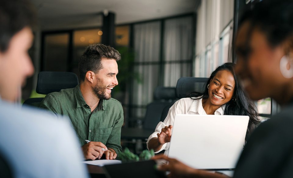 Pessoas fazendo uma estratégica da felicidade corporativa