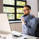 homem sentido dores nas costas