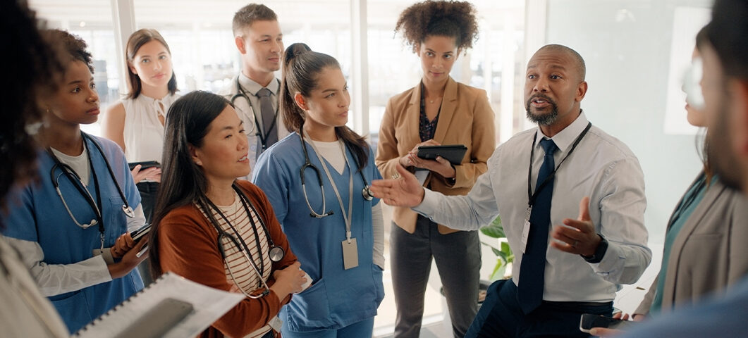 lideres juntos falando sobre o bem estar da equipe