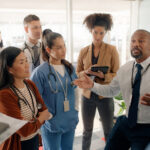 lideres juntos falando sobre o bem estar da equipe