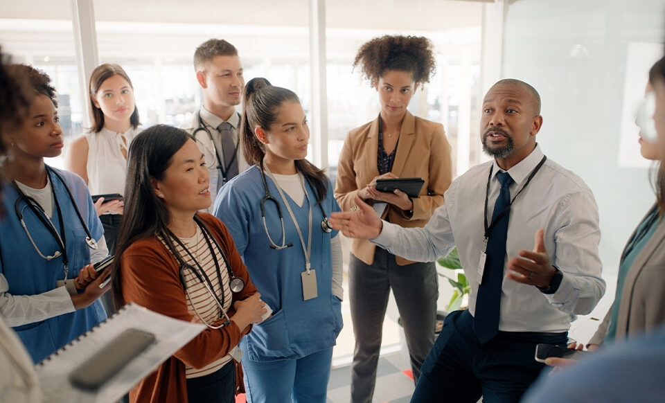 lideres juntos falando sobre o bem estar da equipe