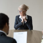 pessoas sentadas na mesa debatendo etarismo