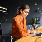 Mulher fazendo estratégia para 2026