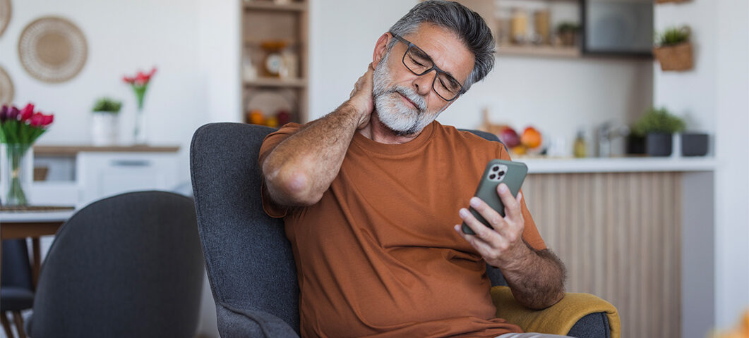 Homem com dor no pescoço