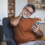 Homem com dor no pescoço